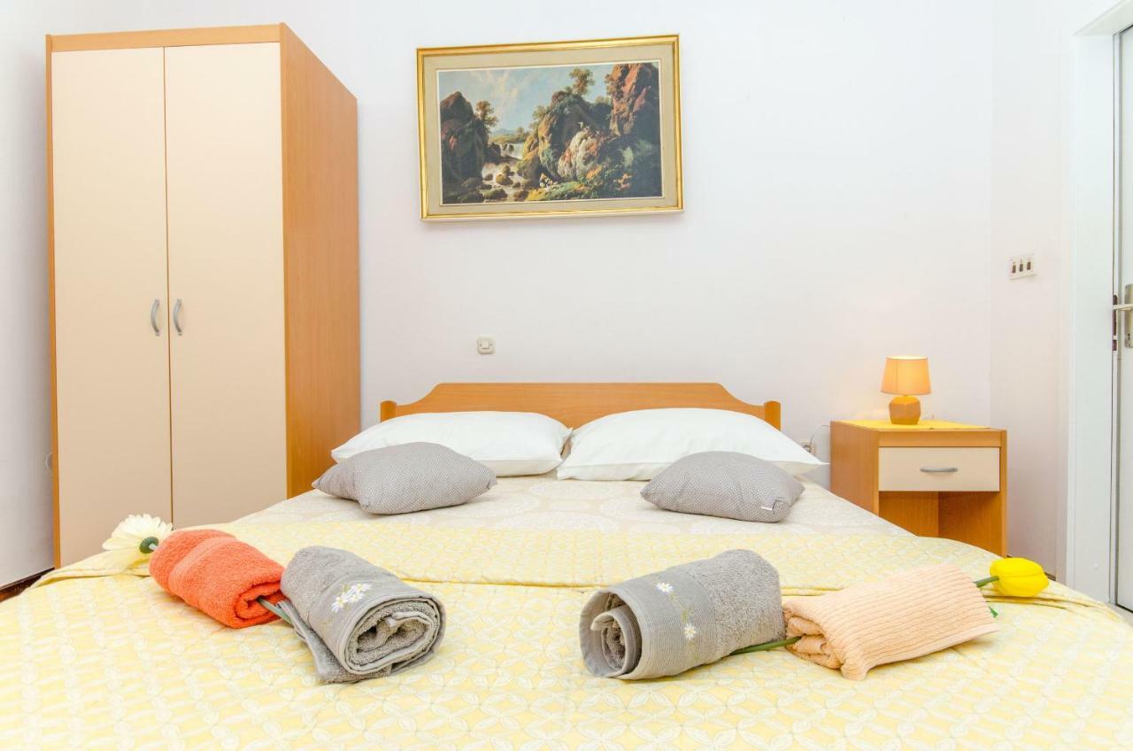 Apartments And Room Sun & Sea Podgora Bagian luar foto